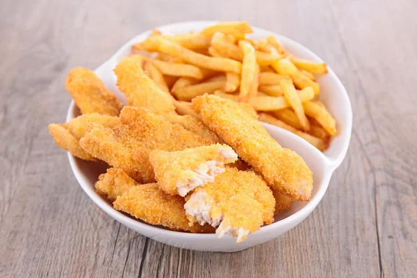 Pommes frites och chicken nuggets — Stockfoto