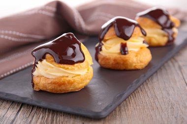 çikolata porfiterole