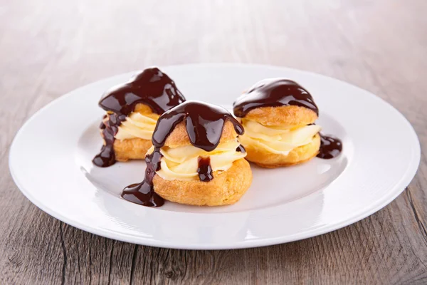 Profiterol, desert francez — Fotografie, imagine de stoc