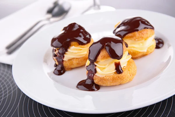 Profiterol, desert francez — Fotografie, imagine de stoc