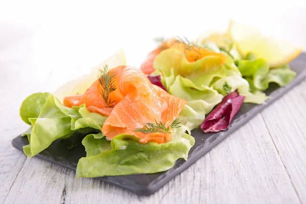 Zeleninový salát s lososem — Stock fotografie