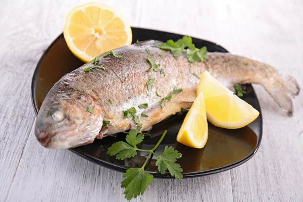 물고기와 레몬 — 스톡 사진