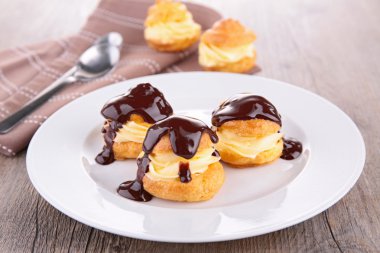 Profiterol tatlısı