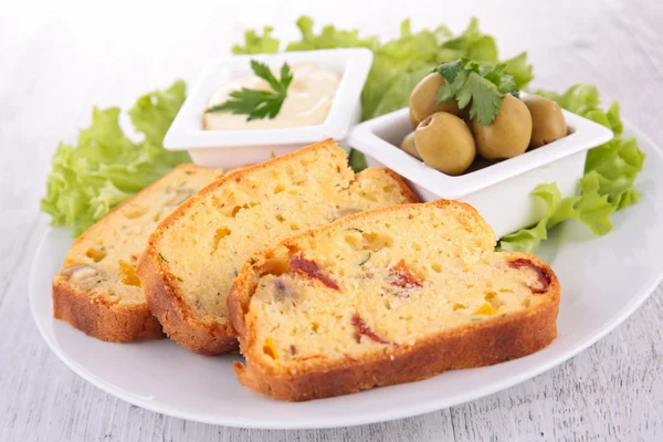Olive cake and salad — Stock Photo, Image
