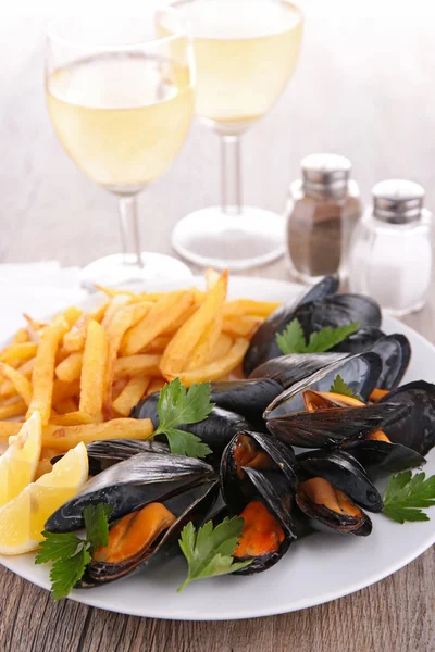 Mussel and french fries — Stock Photo, Image