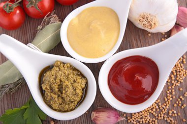 hardal, ketçap ve pesto