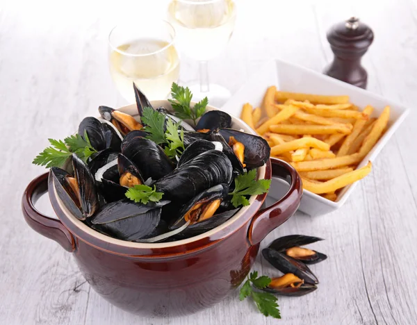 Mussel and fries — Stock Photo, Image