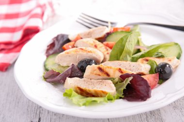 Tavuk salatası