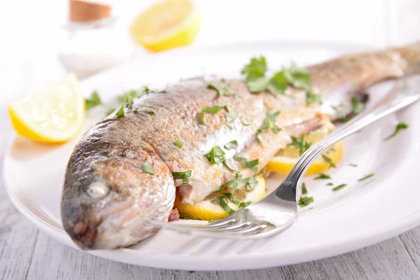 Pescado a la parrilla y perejil — Foto de Stock