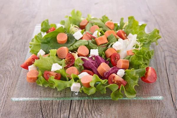 Ensalada de verduras y salchichas —  Fotos de Stock