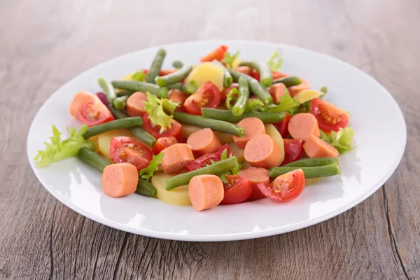 Salada com feijão verde, batata e salsicha — Fotografia de Stock