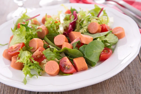 Овощной салат и колбаса — стоковое фото