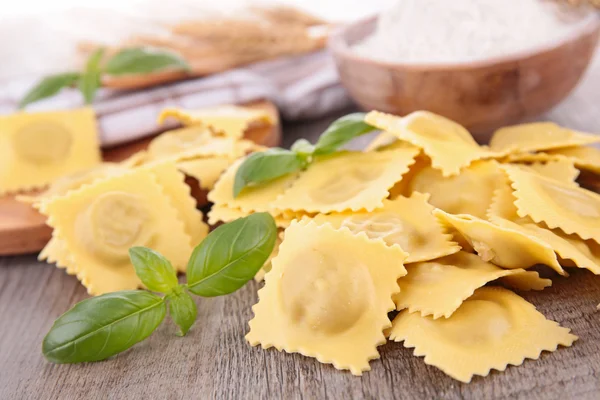 Raw ravioli and basil — Stock Photo, Image