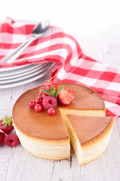 Käsekuchen auf dem Tisch — Stockfoto