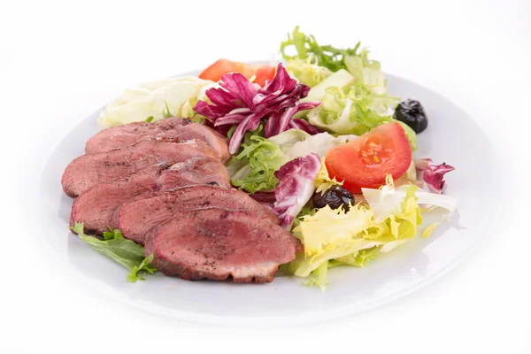 Salada de legumes e carne vermelha — Fotografia de Stock