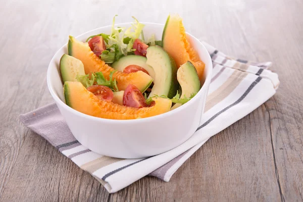 Салат из дыни и авокадо — стоковое фото