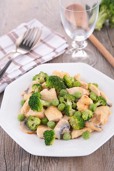 Kyckling med broccoli — Stockfoto