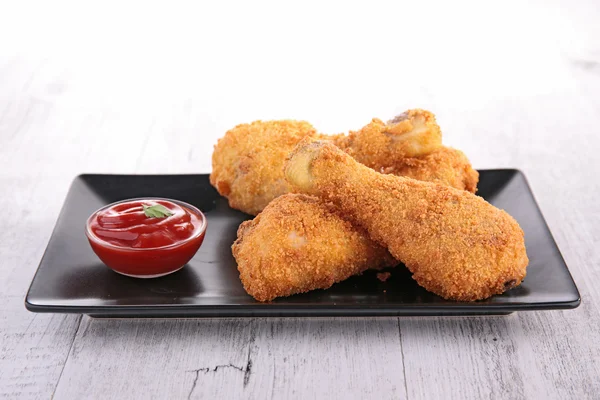 Gebratenes Huhn und Ketchup — Stockfoto