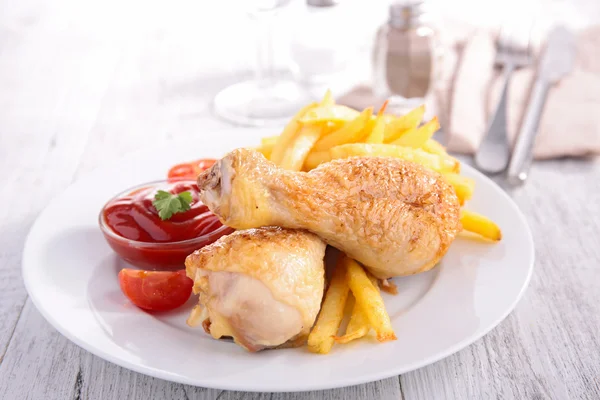 Frango e batatas fritas — Fotografia de Stock