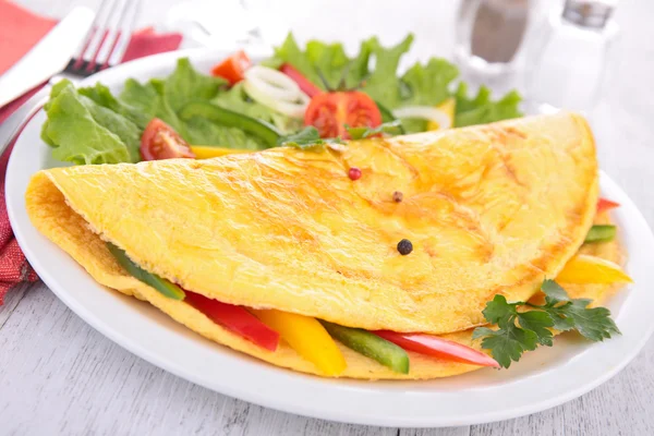 Omelette and vegetable — Stock Photo, Image