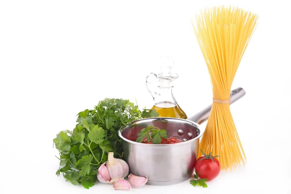 Spaghetti crudi e salsa di pomodoro — Foto Stock