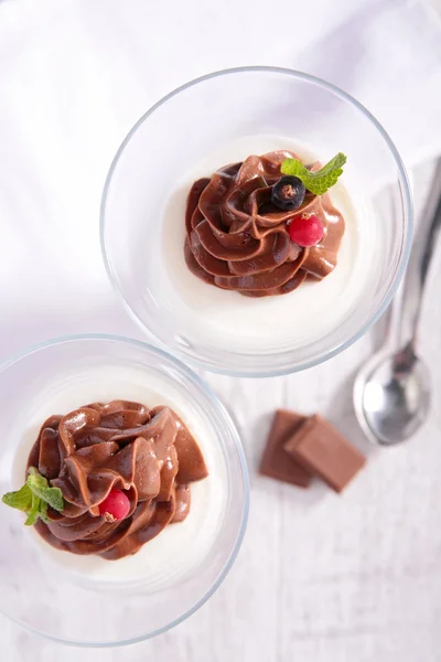 Шоколадний десерт і вершки — стокове фото