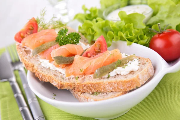 Bruschetta with salmon and salad — Stock Photo, Image