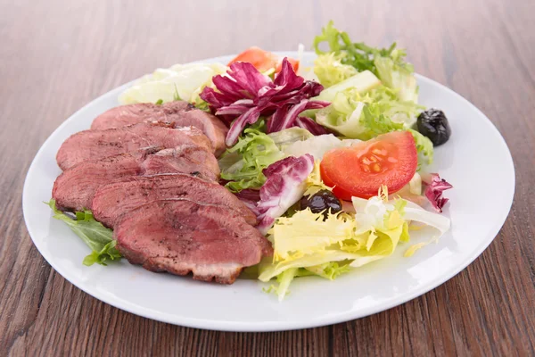 Salada vegetal com carne — Fotografia de Stock