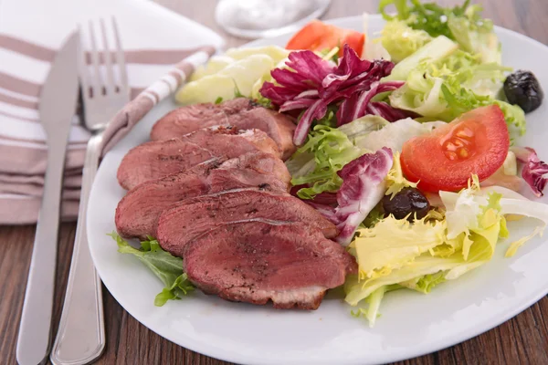Salade de légumes avec viande — Photo
