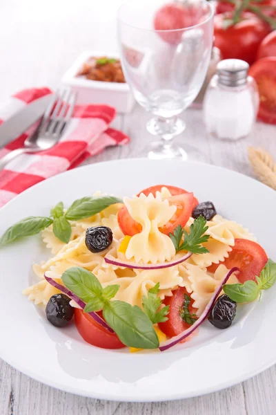 Grönsakssallad med pasta — Stockfoto