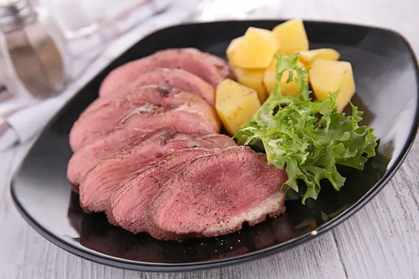 Grilled meat and vegetables — Stock Photo, Image