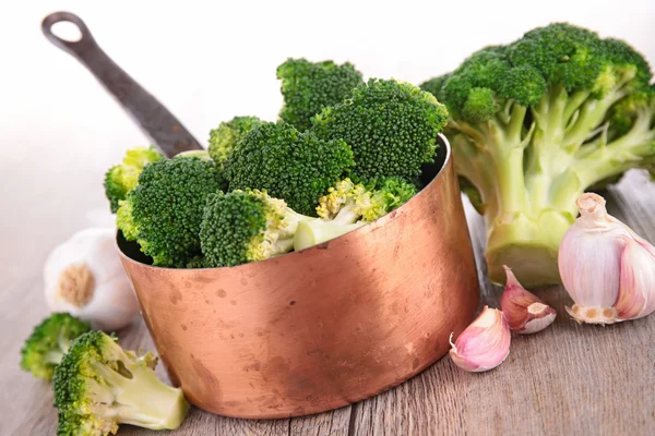 Caçarola com brócolis e ingredientes — Fotografia de Stock