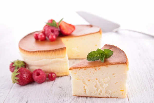 Cheesecake på ett bord — Stockfoto