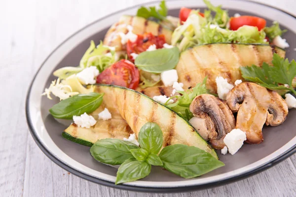 Salat mit gegrilltem Gemüse — Stockfoto