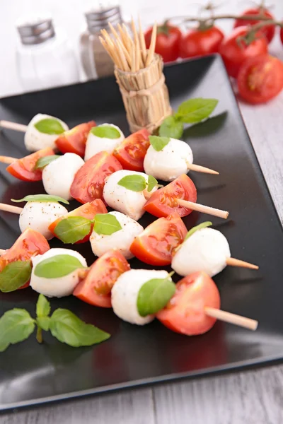 Tomate, mozzarella y albahaca — Foto de Stock