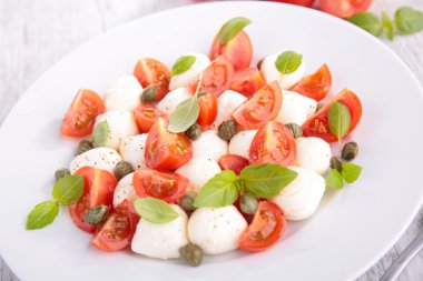 Mozzarella peyniri, domates ve fesleğen