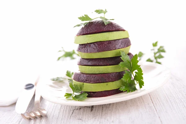 Salade met avocdo en bieten — Stockfoto