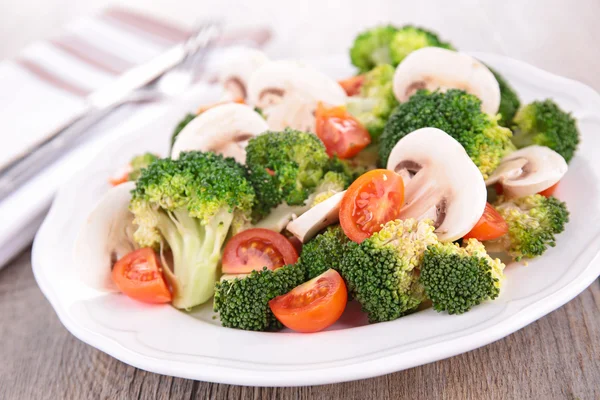 Salada com brócolis, tomate e cogumelos — Fotografia de Stock