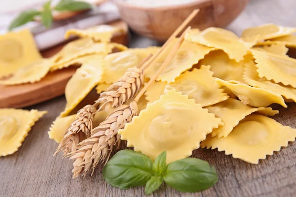 Rå ravioli — Stockfoto