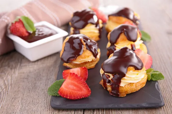 Choux pastry with cream — Stock Photo, Image