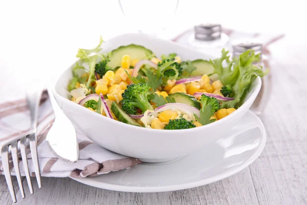 Salat mit Mais und Gurken — Stockfoto