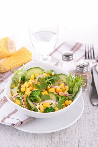 Insalata con mais e cetriolo — Foto Stock