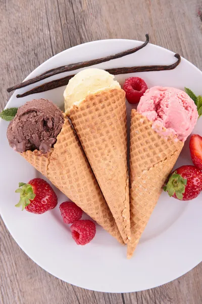 Pala de helado en conos — Foto de Stock