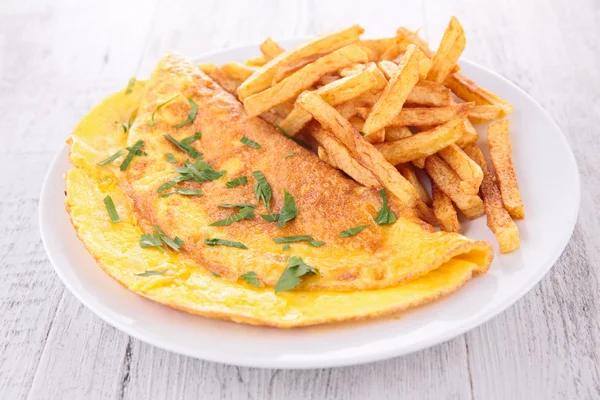 Omlet ve patates kızartması — Stok fotoğraf