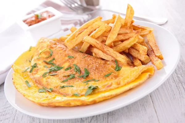 Omeletu a hranolky — Stock fotografie