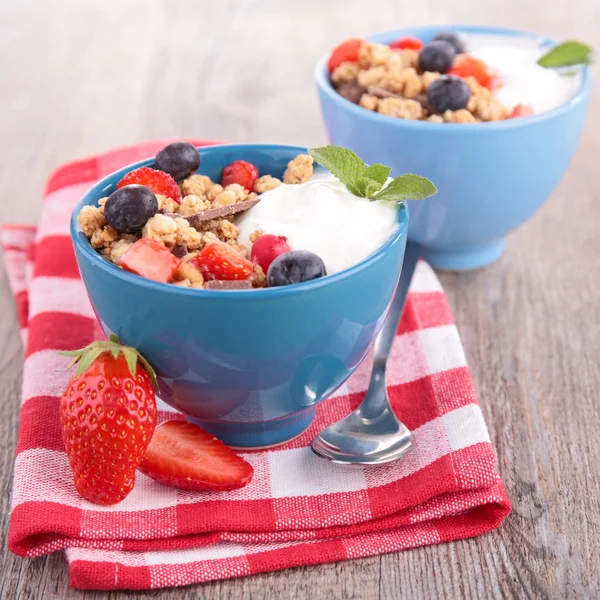 Schüssel Müsli und Joghurt — Stockfoto