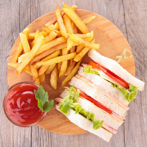 Сэндвич и картошка фри — стоковое фото