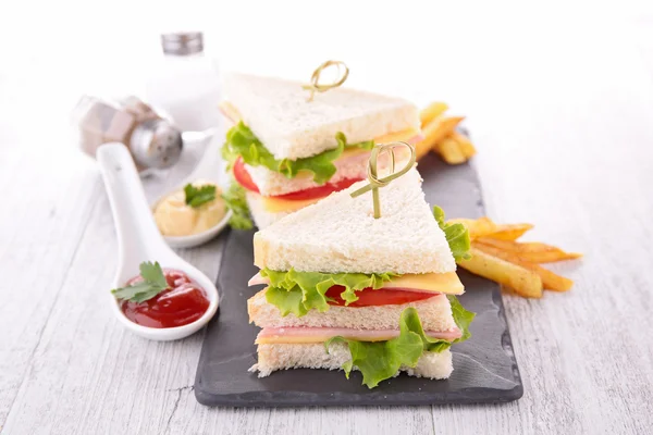 Sanduíche e batatas fritas — Fotografia de Stock