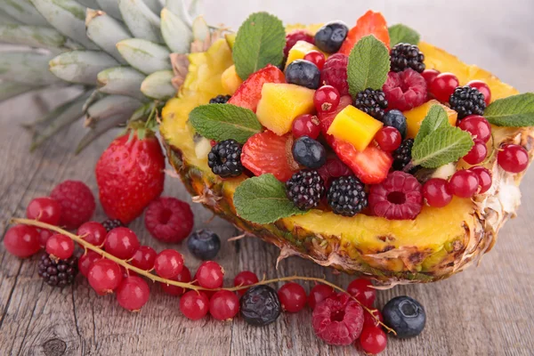 Ensalada de frutas en un tazón de piña — Foto de Stock