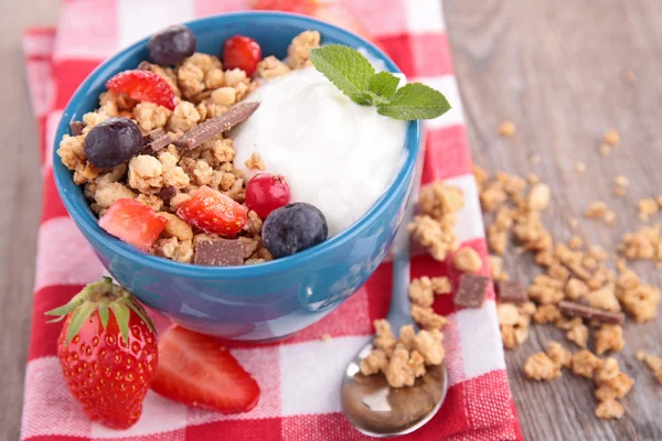 Muesli, yogurt and berry — Stock Photo, Image